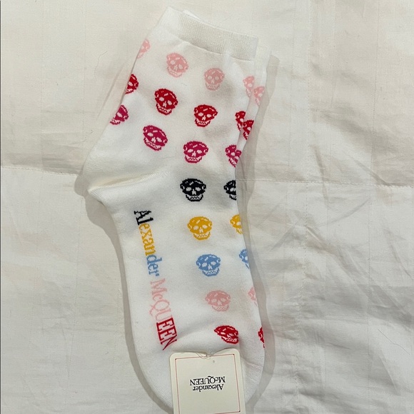 Alexander McQueen White Socks with Multicolor Skull Pattern - Picture 4 of 5